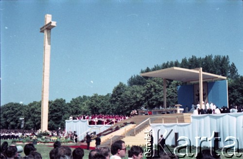 22.06.1983, Kraków, Polska.
Druga pielgrzymka papieża Jana Pawła II do Polski w dniach 16-23 czerwca 1983 roku. Msza święta sprawowana przez Ojca Świętego na Błoniach Krakowskich. Widok na ołtarz.
Fot. Edward Grochowicz, zbiory Ośrodka KARTA