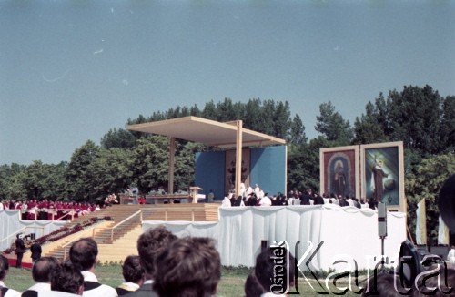 22.06.1983, Kraków, Polska.
Druga pielgrzymka papieża Jana Pawła II do Polski w dniach 16-23 czerwca 1983 roku. Msza święta sprawowana przez Ojca Świętego na Błoniach Krakowskich. Widok na ołtarz, z prawej strony obrazy z wizerunkami o. Rafała Kalinowskiego i br. Alberta Chmielowskiego, których papież beatyfikował.
Fot. Edward Grochowicz, zbiory Ośrodka KARTA