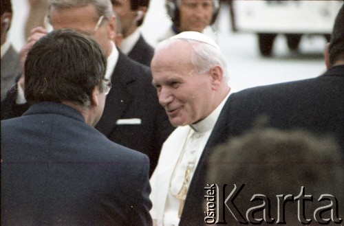 16.06.1983, Warszawa, Polska.
Druga pielgrzymka papieża Jana Pawła II do Polski w dniach 16-23 czerwca 1983 roku. Ojciec Święty podczas ceremonii powitalnej na lotnisku Okęcie. 
Fot. Edward Grochowicz, zbiory Ośrodka KARTA