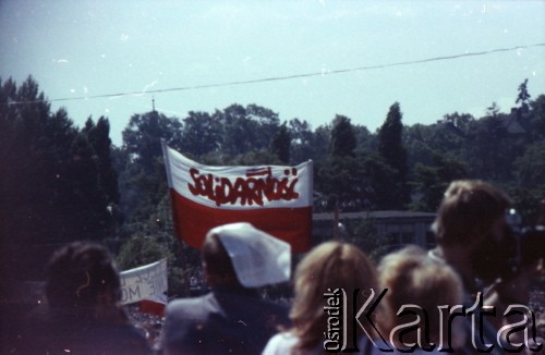 22.06.1983, Kraków, Polska.
Druga pielgrzymka papieża Jana Pawła II do Polski w dniach 16-23 czerwca 1983 roku. Msza święta sprawowana przez Ojca Świętego na Błoniach Krakowskich, widoczny transparent z napisem 