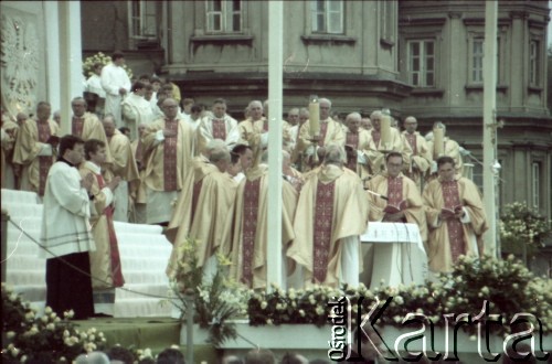 19.06.1983, Częstochowa, Polska.
Druga pielgrzymka papieża Jana Pawła II do Polski w dniach 16-23 czerwca 1983 roku. Msza święta z udziałem Ojca Świętego na Jasnej Górze, podczas której Jan Paweł II dokonał koronacji czterech wizerunków Matki Bożej: z Zielenic, Brdowa, Lubaczowa i Stoczka Warmińskiego.
Fot. Edward Grochowicz, zbiory Ośrodka KARTA