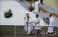 21.06.1983, Wrocław, Polska.
Druga pielgrzymka papieża Jana Pawła II do Polski w dniach 16-23 czerwca 1983 roku. Ojciec Święty przed ołtarzem na hipodromie w Partynicach, gdzie przewodniczył mszy świętej.
Fot. Edward Grochowicz, zbiory Ośrodka KARTA