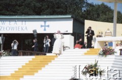 21.06.1983, Wrocław, Polska.
Druga pielgrzymka papieża Jana Pawła II do Polski w dniach 16-23 czerwca 1983 roku. Ojciec Święty pozdrawia wiernych podczas mszy świętej na hipodromie w Partynicach.
Fot. Edward Grochowicz, zbiory Ośrodka KARTA