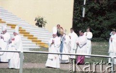 21.06.1983, Wrocław, Polska.
Druga pielgrzymka papieża Jana Pawła II do Polski w dniach 16-23 czerwca 1983 roku. Ojciec Święty w otoczeniu księży przed mszą świętą na hipodromie w Partynicach.
Fot. Edward Grochowicz, zbiory Ośrodka KARTA