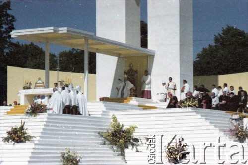 21.06.1983, Wrocław, Polska.
Druga pielgrzymka papieża Jana Pawła II do Polski w dniach 16-23 czerwca 1983 roku. Msza święta sprawowana przez Ojca Świętego na hipodromie w Partynicach.
Fot. Edward Grochowicz, zbiory Ośrodka KARTA