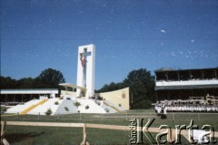 21.06.1983, Wrocław, Polska.
Druga pielgrzymka papieża Jana Pawła II do Polski w dniach 16-23 czerwca 1983 roku. Msza święta sprawowana przez Ojca Świętego na hipodromie w Partynicach. Widoczny ołtarz i trybuny. 
Fot. Edward Grochowicz, zbiory Ośrodka KARTA