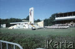 21.06.1983, Wrocław, Polska.
Druga pielgrzymka papieża Jana Pawła II do Polski w dniach 16-23 czerwca 1983 roku. Msza święta sprawowana przez Ojca Świętego na hipodromie w Partynicach. Widoczny ołtarz i trybuny. 
Fot. Edward Grochowicz, zbiory Ośrodka KARTA