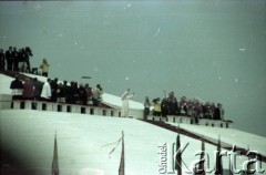 20.06.1983, Katowice, Polska.
Druga pielgrzymka papieża Jana Pawła II do Polski w dniach 16-23 czerwca 1983 roku. Jan Paweł II pozdrawia wiernych z ołtarza na lotnisku w Muchowcu, gdzie przewodniczył mszy świętej.
Fot. Edward Grochowicz, zbiory Ośrodka KARTA