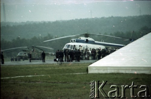 20.06.1983, Katowice, Polska.
Druga pielgrzymka papieża Jana Pawła II do Polski w dniach 16-23 czerwca 1983 roku. Ojciec Święty przybywa na pokładzie helikoptera na lotnisko w Muchowcu, gdzie odprawił mszę świętą.
Fot. Edward Grochowicz, zbiory Ośrodka KARTA