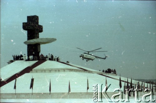 20.06.1983, Katowice, Polska.
Druga pielgrzymka papieża Jana Pawła II do Polski w dniach 16-23 czerwca 1983 roku. Helikopter z Ojcem Świętym na pokładzie ląduje na lotnisku w Muchowcu, gdzie odprawiona została msza święta.
Fot. Edward Grochowicz, zbiory Ośrodka KARTA