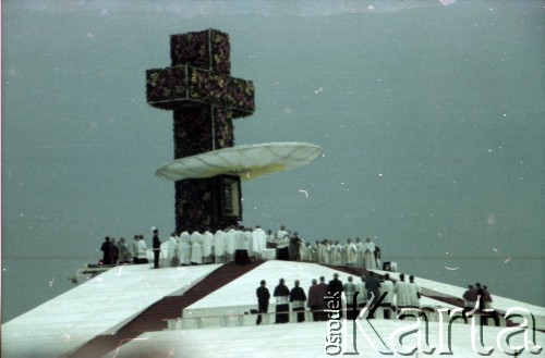 20.06.1983, Katowice, Polska.
Druga pielgrzymka papieża Jana Pawła II do Polski w dniach 16-23 czerwca 1983 roku. Msza święta sprawowana przez Ojca Świętego na lotnisku w Muchowcu. Widok na ołtarz.
Fot. Edward Grochowicz, zbiory Ośrodka KARTA