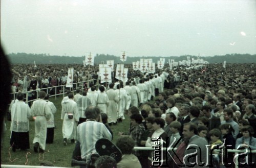 20.06.1983, Katowice, Polska.
Druga pielgrzymka papieża Jana Pawła II do Polski w dniach 16-23 czerwca 1983 roku. Msza święta sprawowana przez Ojca Świętego na lotnisku w Muchowcu. Zdjęcie wykonane podczas procesji.
Fot. Edward Grochowicz, zbiory Ośrodka KARTA