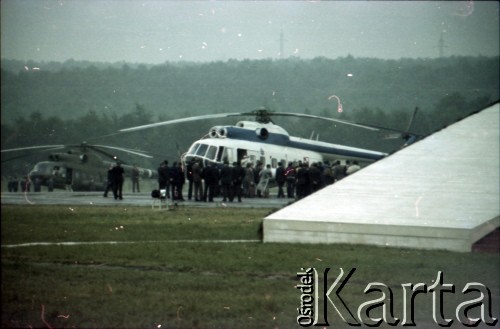 20.06.1983, Katowice, Polska.
Druga pielgrzymka papieża Jana Pawła II do Polski w dniach 16-23 czerwca 1983 roku. Ojciec Święty przybywa na pokładzie helikoptera na lotnisko w Muchowcu, gdzie odprawił mszę świętą.
Fot. Edward Grochowicz, zbiory Ośrodka KARTA