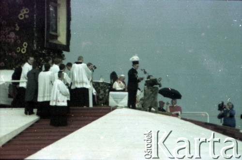 20.06.1983, Katowice, Polska.
Druga pielgrzymka papieża Jana Pawła II do Polski w dniach 16-23 czerwca 1983 roku. Msza święta sprawowana przez Ojca Świętego na lotnisku w Muchowcu.
Fot. Edward Grochowicz, zbiory Ośrodka KARTA