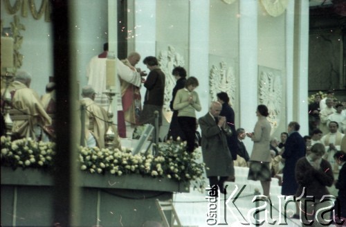 19.06.1983, Częstochowa, Polska.
Druga pielgrzymka papieża Jana Pawła II do Polski w dniach 16-23 czerwca 1983 roku. Msza święta z udziałem Ojca Świętego na Jasnej Górze, podczas której Jan Paweł II dokonał koronacji czterech wizerunków Matki Bożej: z Zielenic, Brdowa, Lubaczowa i Stoczka Warmińskiego. Papież udziela komunii świętej.
Fot. Edward Grochowicz, zbiory Ośrodka KARTA