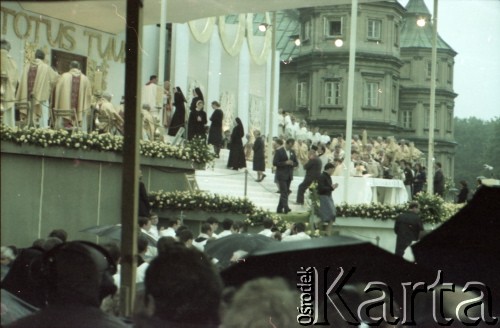 19.06.1983, Częstochowa, Polska.
Druga pielgrzymka papieża Jana Pawła II do Polski w dniach 16-23 czerwca 1983 roku. Msza święta z udziałem Ojca Świętego na Jasnej Górze, podczas której Jan Paweł II dokonał koronacji czterech wizerunków Matki Bożej: z Zielenic, Brdowa, Lubaczowa i Stoczka Warmińskiego. Komunia święta.
Fot. Edward Grochowicz, zbiory Ośrodka KARTA