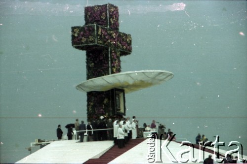 20.06.1983, Katowice, Polska.
Druga pielgrzymka papieża Jana Pawła II do Polski w dniach 16-23 czerwca 1983 roku. Msza święta sprawowana przez Ojca Świętego na lotnisku w Muchowcu. Widok na ołtarz.
Fot. Edward Grochowicz, zbiory Ośrodka KARTA