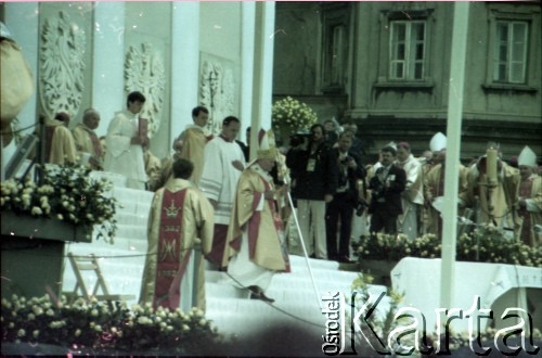 19.06.1983, Częstochowa, Polska.
Druga pielgrzymka papieża Jana Pawła II do Polski w dniach 16-23 czerwca 1983 roku. Msza święta z udziałem Ojca Świętego na Jasnej Górze, podczas której Jan Paweł II dokonał koronacji czterech wizerunków Matki Bożej: z Zielenic, Brdowa, Lubaczowa i Stoczka Warmińskiego.
Fot. Edward Grochowicz, zbiory Ośrodka KARTA