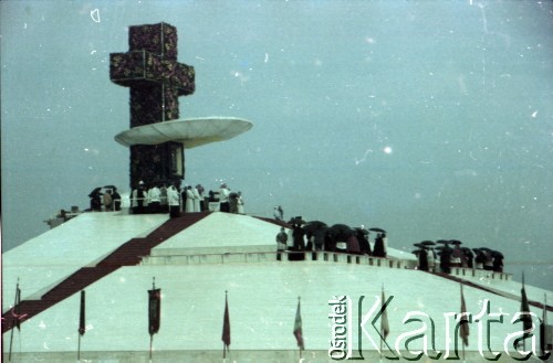 20.06.1983, Katowice, Polska.
Druga pielgrzymka papieża Jana Pawła II do Polski w dniach 16-23 czerwca 1983 roku. Msza święta sprawowana przez Ojca Świętego na lotnisku w Muchowcu. Widok na ołtarz.
Fot. Edward Grochowicz, zbiory Ośrodka KARTA