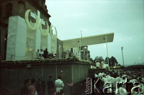 19.06.1983, Częstochowa, Polska.
Druga pielgrzymka papieża Jana Pawła II do Polski w dniach 16-23 czerwca 1983 roku. Msza święta z udziałem Ojca Świętego na Jasnej Górze, podczas której Jan Paweł II dokonał koronacji czterech wizerunków Matki Bożej: z Zielenic, Brdowa, Lubaczowa i Stoczka Warmińskiego.
Fot. Edward Grochowicz, zbiory Ośrodka KARTA