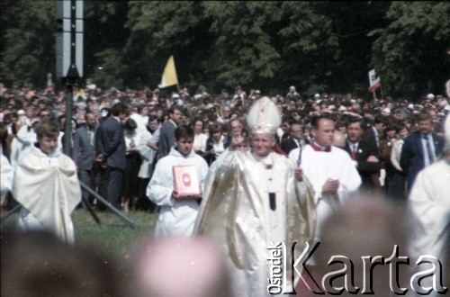 21.06.1983, Góra Świętej Anny, Wyżyna Śląska, Polska.
Druga pielgrzymka papieża Jana Pawła II do Polski w dniach 16-23 czerwca 1983 roku. Ojciec Święty na Górze Świętej Anny, gdzie przewodniczył nieszporom maryjnym.
Fot. Edward Grochowicz, zbiory Ośrodka KARTA