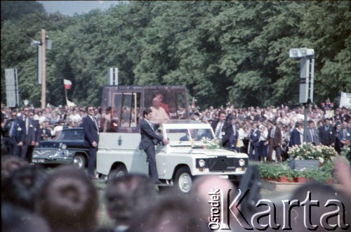 21.06.1983, Góra Świętej Anny, Wyżyna Śląska, Polska.
Druga pielgrzymka papieża Jana Pawła II do Polski w dniach 16-23 czerwca 1983 roku. Ojciec Święty w papamobile na Górze Świętej Anny, gdzie przewodniczył nieszporom maryjnym.
Fot. Edward Grochowicz, zbiory Ośrodka KARTA