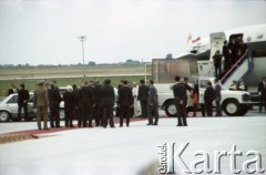 16.06.1983, Warszawa, Polska.
Druga pielgrzymka papieża Jana Pawła II do Polski w dniach 16-23 czerwca 1983 roku. Ojciec Święty przy papamobile, którym opuści lotnisko po ceremonii powitalnej.
Fot. Edward Grochowicz, zbiory Ośrodka KARTA