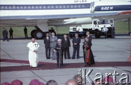 23.06.1983, Kraków, Polska.
Druga pielgrzymka papieża Jana Pawła II do Polski w dniach 16-23 czerwca 1983 roku. Ceremonia pożegnalna na lotnisku w Balicach. Przemawia przewodniczący Rady Państwa Henryk Jabłoński, obok Ojciec Święty i prymas Polski kardynał Józef Glemp.
Fot. Edward Grochowicz, zbiory Ośrodka KARTA