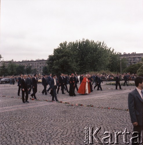 18.06.1983, Warszawa, Polska.
Druga pielgrzymka papieża Jana Pawła II do Polski w dniach 16-23 czerwca 1983 roku. Ojciec Święty udaje się przed Pomnik Bohaterów Getta, gdzie złożył hołd ofiarom Holokaustu.
Fot. Edward Grochowicz, zbiory Ośrodka KARTA