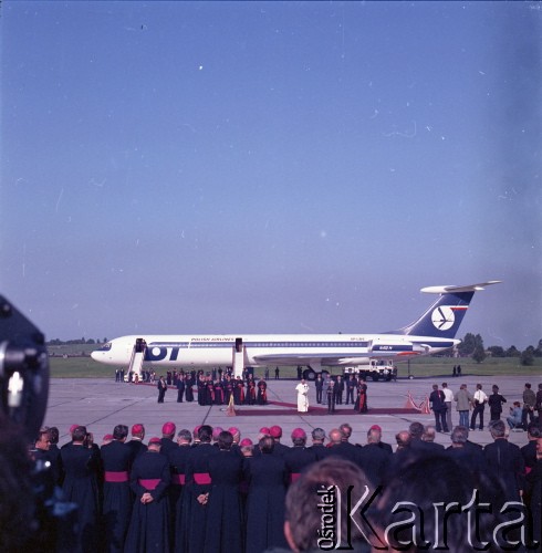 23.06.1983, Kraków, Polska.
Druga pielgrzymka papieża Jana Pawła II do Polski w dniach 16-23 czerwca 1983 roku. Ceremonia pożegnalna na lotnisku w Balicach.
Fot. Edward Grochowicz, zbiory Ośrodka KARTA