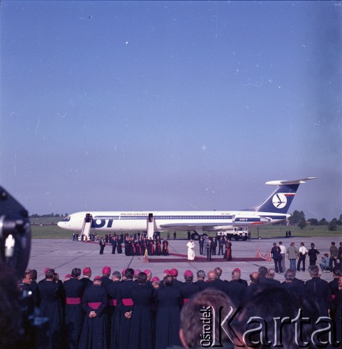 23.06.1983, Kraków, Polska.
Druga pielgrzymka papieża Jana Pawła II do Polski w dniach 16-23 czerwca 1983 roku. Ceremonia pożegnalna na lotnisku w Balicach.
Fot. Edward Grochowicz, zbiory Ośrodka KARTA