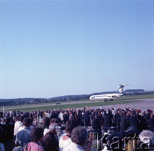 23.06.1983, Kraków, Polska.
Druga pielgrzymka papieża Jana Pawła II do Polski w dniach 16-23 czerwca 1983 roku. Ceremonia pożegnalna na lotnisku w Balicach. Samolot Polskich Linii Lotniczych LOT z Ojcem Świętym na pokładzie odlatuje do Rzymu.
Fot. Edward Grochowicz, zbiory Ośrodka KARTA