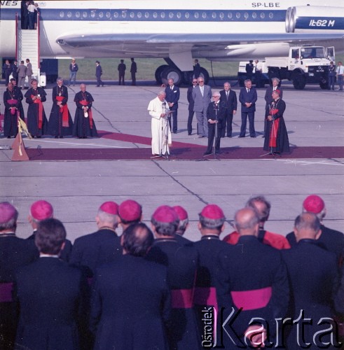 23.06.1983, Kraków, Polska.
Druga pielgrzymka papieża Jana Pawła II do Polski w dniach 16-23 czerwca 1983 roku. Ceremonia pożegnalna na lotnisku w Balicach. Przemawia Ojciec Święty, obok przewodniczący Rady Państwa Henryk Jabłoński i prymas Polski kardynał Józef Glemp.
Fot. Edward Grochowicz, zbiory Ośrodka KARTA