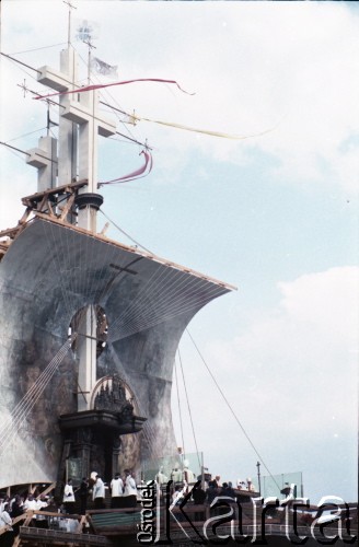 12.06.1987, Gdańsk - Zaspa, Polska.
Trzecia pielgrzymka papieża Jana Pawła II do Polski w dniach 8-14 czerwca 1987 roku. Msza święta sprawowana przez Ojca Świętego dla przedstawicieli świata pracy Trójmiasta i całej Polski. Widok na ołtarz w kształcie żaglowca - kogi.
Fot. Edward Grochowicz, zbiory Ośrodka KARTA