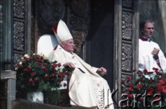 12.06.1987, Gdańsk - Zaspa, Polska.
Trzecia pielgrzymka papieża Jana Pawła II do Polski w dniach 8-14 czerwca 1987 roku. Ojciec Święty podczas mszy świętej sprawowanej dla przedstawicieli świata pracy Trójmiasta i całej Polski, z prawej ksiądz Piero Marini, Mistrz Papieskich Ceremonii Liturgicznych.
Fot. Edward Grochowicz, zbiory Ośrodka KARTA