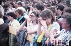 12.06.1987, Gdańsk - Zaspa, Polska.
Trzecia pielgrzymka papieża Jana Pawła II do Polski w dniach 8-14 czerwca 1987 roku. Wierni na mszy świętej sprawowanej przez Ojca Świętego.
Fot. Edward Grochowicz, zbiory Ośrodka KARTA