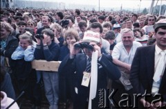 12.06.1987, Gdańsk - Zaspa, Polska.
Trzecia pielgrzymka papieża Jana Pawła II do Polski w dniach 8-14 czerwca 1987 roku. Wierni na mszy świętej sprawowanej przez Ojca Świętego.
Fot. Edward Grochowicz, zbiory Ośrodka KARTA