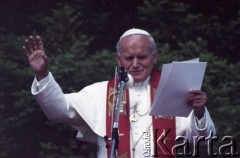 12.06.1987, Gdańsk - Westerplatte, Polska.
Trzecia pielgrzymka papieża Jana Pawła II do Polski w dniach 8-14 czerwca 1987 roku. Ojciec Święty przemawia podczas spotkania z młodzieżą pod Pomnikiem Obrońców Wybrzeża.
Fot. Edward Grochowicz, zbiory Ośrodka KARTA