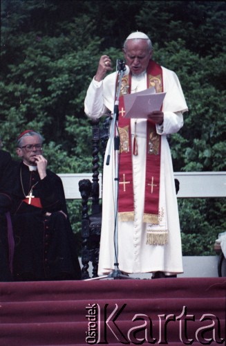 12.06.1987, Gdańsk - Westerplatte, Polska.
Trzecia pielgrzymka papieża Jana Pawła II do Polski w dniach 8-14 czerwca 1987 roku. Ojciec Święty przemawia podczas spotkania z młodzieżą pod Pomnikiem Obrońców Wybrzeża. Z tyłu arcybiskup metropolita krakowski kardynał Franciszek Macharski.
Fot. Edward Grochowicz, zbiory Ośrodka KARTA