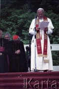 12.06.1987, Gdańsk - Westerplatte, Polska.
Trzecia pielgrzymka papieża Jana Pawła II do Polski w dniach 8-14 czerwca 1987 roku. Ojciec Święty przemawia podczas spotkania z młodzieżą pod Pomnikiem Obrońców Wybrzeża. Z tyłu arcybiskup metropolita krakowski kardynał Franciszek Macharski (pochylony).
Fot. Edward Grochowicz, zbiory Ośrodka KARTA