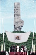 12.06.1987, Gdańsk - Westerplatte, Polska.
Trzecia pielgrzymka papieża Jana Pawła II do Polski w dniach 8-14 czerwca 1987 roku. Spotkanie Ojca Świętego z młodzieżą pod Pomnikiem Obrońców Wybrzeża.
Fot. Edward Grochowicz, zbiory Ośrodka KARTA