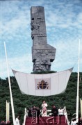 12.06.1987, Gdańsk - Westerplatte, Polska.
Trzecia pielgrzymka papieża Jana Pawła II do Polski w dniach 8-14 czerwca 1987 roku. Spotkanie Ojca Świętego z młodzieżą pod Pomnikiem Obrońców Wybrzeża.
Fot. Edward Grochowicz, zbiory Ośrodka KARTA