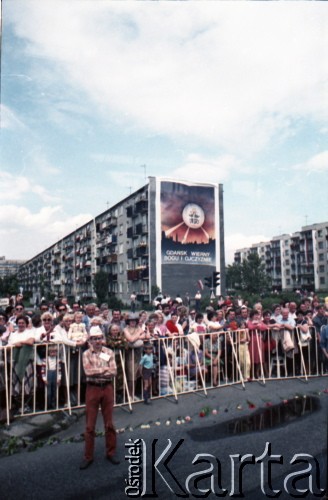 12.06.1987, Gdańsk - Zaspa, Polska.
Trzecia pielgrzymka papieża Jana Pawła II do Polski w dniach 8-14 czerwca 1987 roku. Wierni w dniu mszy świętej sprawowanej przez Ojca Świętego dla przedstawicieli świata pracy Trójmiasta i całej Polski. Na bloku w głębi transparent z hasłem: 