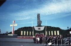 12.06.1987, Gdańsk - Westerplatte, Polska.
Trzecia pielgrzymka papieża Jana Pawła II do Polski w dniach 8-14 czerwca 1987 roku. Oczekiwanie na przybycie Ojca Świętego pod Pomnikiem Obrońców Wybrzeża.
Fot. Edward Grochowicz, zbiory Ośrodka KARTA