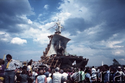 12.06.1987, Gdańsk - Zaspa, Polska.
Trzecia pielgrzymka papieża Jana Pawła II do Polski w dniach 8-14 czerwca 1987 roku. Msza święta sprawowana przez Ojca Świętego dla przedstawicieli świata pracy Trójmiasta i całej Polski. Widoczny ołtarz w kształcie żaglowca - kogi.
Fot. Edward Grochowicz, zbiory Ośrodka KARTA