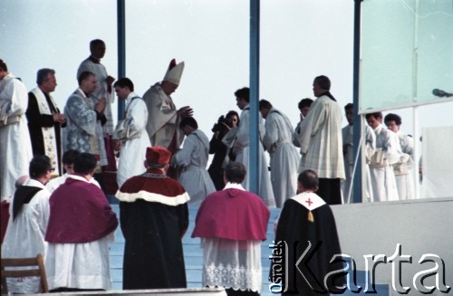 9.06.1987, Lublin, Polska.
Trzecia pielgrzymka papieża Jana Pawła II do Polski w dniach 8-14 czerwca 1987 roku. Msza święta w dzielnicy Czuby celebrowana przez Ojca Świętego. Jan Paweł II wyświęca diakonów.
Fot. Edward Grochowicz, zbiory Ośrodka KARTA