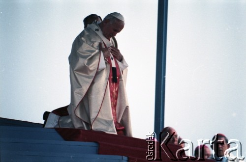 9.06.1987, Lublin, Polska.
Trzecia pielgrzymka papieża Jana Pawła II do Polski w dniach 8-14 czerwca 1987 roku. Msza święta w dzielnicy Czuby celebrowana przez Ojca Świętego, połączona ze święceniami kapłańskimi 46 diakonów. 1. z prawej prymas Polski kardynał Józef Glemp.
Fot. Edward Grochowicz, zbiory Ośrodka KARTA