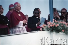 Lublin 9.06.1987, Lublin, Polska.
Trzecia pielgrzymka papieża Jana Pawła II do Polski w dniach 8-14 czerwca 1987 roku. Msza święta w dzielnicy Czuby celebrowana przez Ojca Świętego, połączona ze święceniami kapłańskimi 46 diakonów. Na zdjęciu księża uczestniczący we mszy świętej.
Fot. Edward Grochowicz, zbiory Ośrodka KARTA