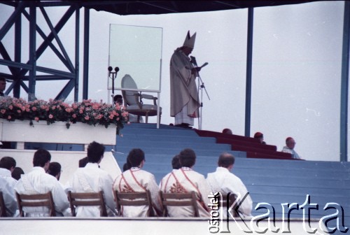 9.06.1987, Lublin, Polska.
Trzecia pielgrzymka papieża Jana Pawła II do Polski w dniach 8-14 czerwca 1987 roku. Msza święta w dzielnicy Czuby celebrowana przez Ojca Świętego, połączona ze święceniami kapłańskimi 46 diakonów.
Fot. Edward Grochowicz, zbiory Ośrodka KARTA