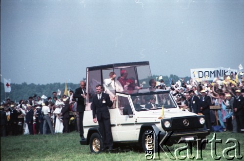 13.06.1987, Łódź, Polska.
Trzecia pielgrzymka papieża Jana Pawła II do Polski w dniach 8-14 czerwca 1987 roku. Msza święta sprawowana przez Ojca Świętego na lotnisku Łódź-Lublinek, podczas której do Pierwszej Komunii Świętej przystąpiło 1600 dzieci. Jan Paweł II z biskupem łódzkim Władysławem Ziółkiem w papamobile.
Fot. Edward Grochowicz, zbiory Ośrodka KARTA